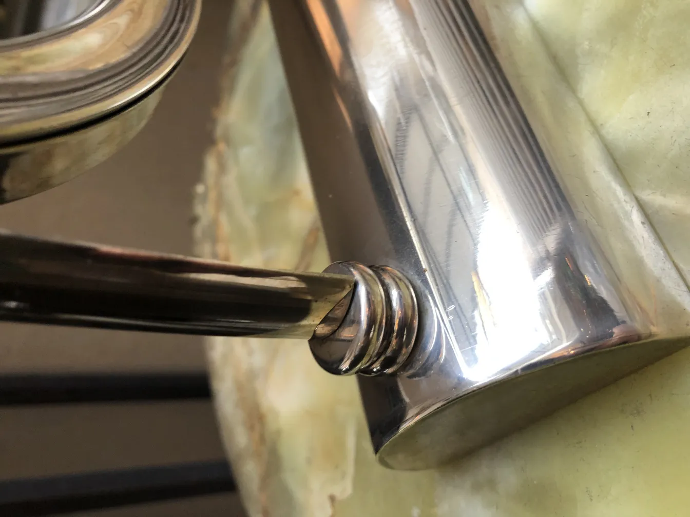 espejo antiguo con detalles art nouveau en un entorno elegante