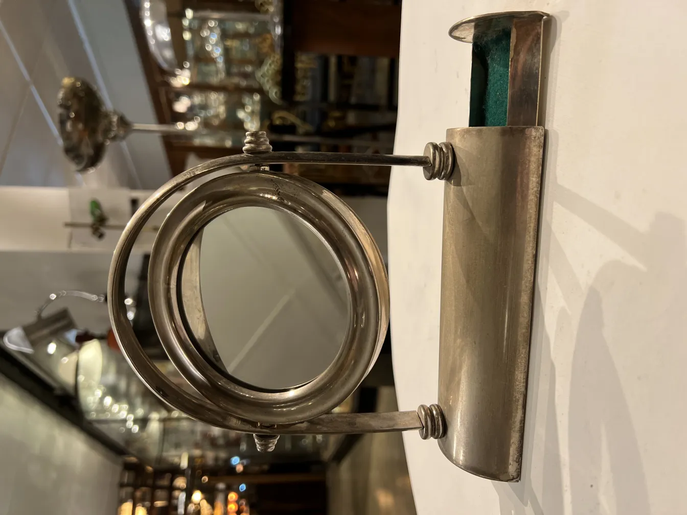 antiguo espejo art nouveau con detalles decorativos en un entorno elegante