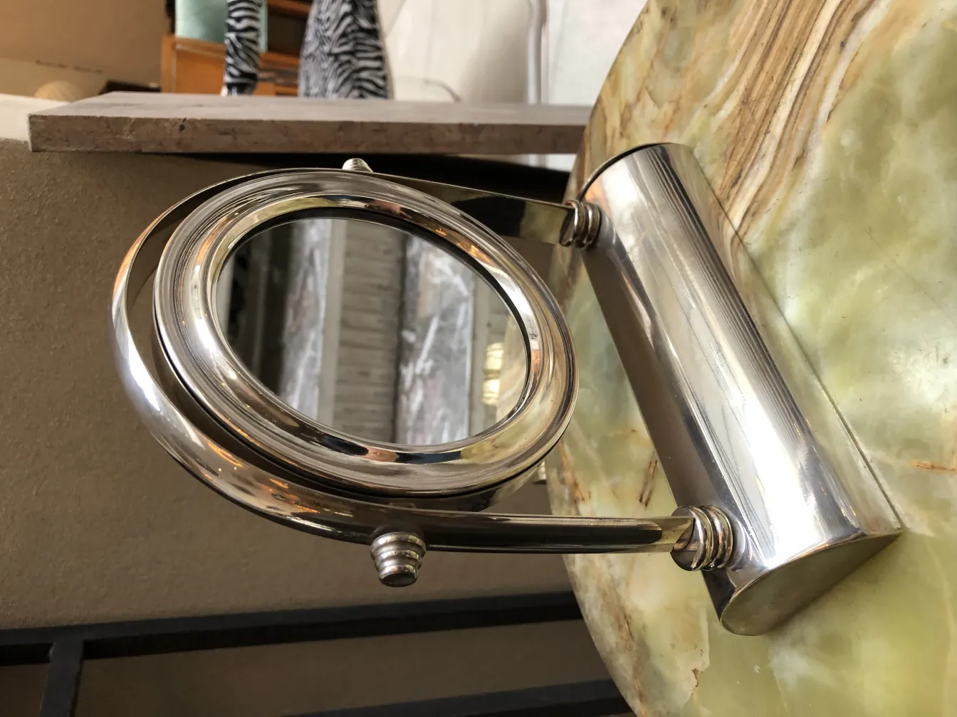 miroir ancien avec cadre élégant