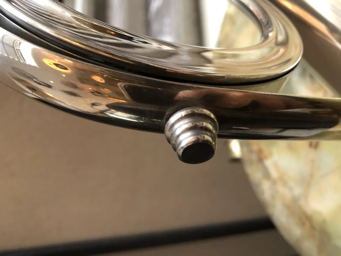 Miroir ancien avec cadre décoratif dans un cadre classique.