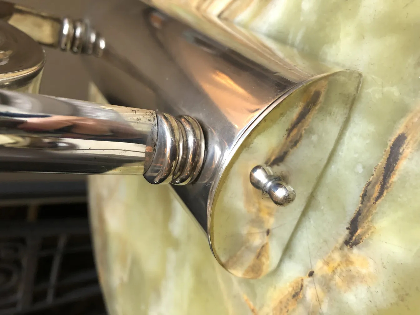 चमकदार विवरण के साथ पुराना आईना, आर्ट न्यूवो शैली