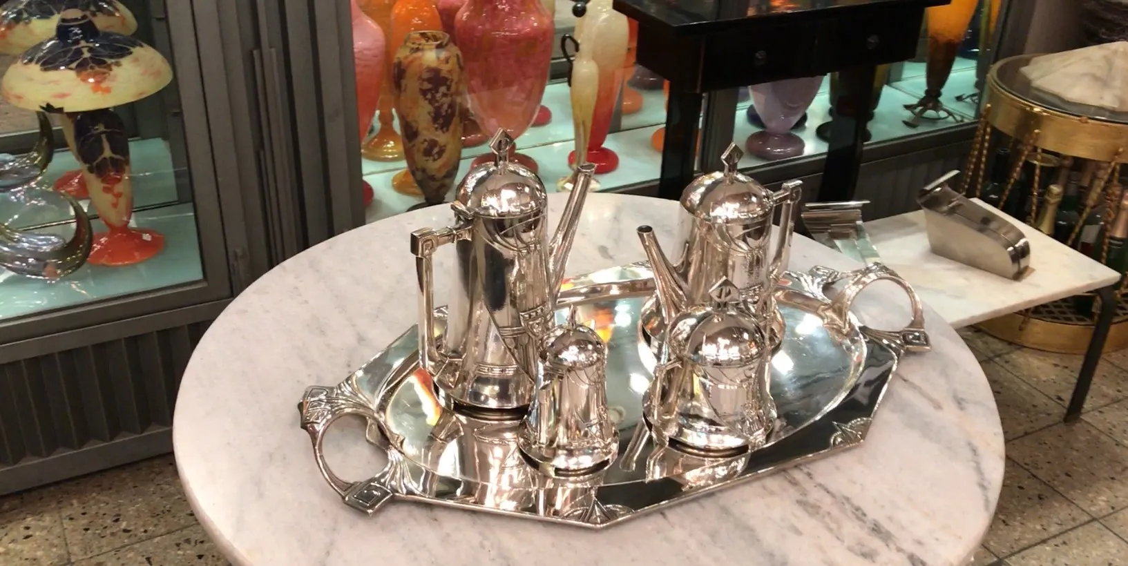 Set da tè antico WMF con dettagli lucidi in un ambiente elegante