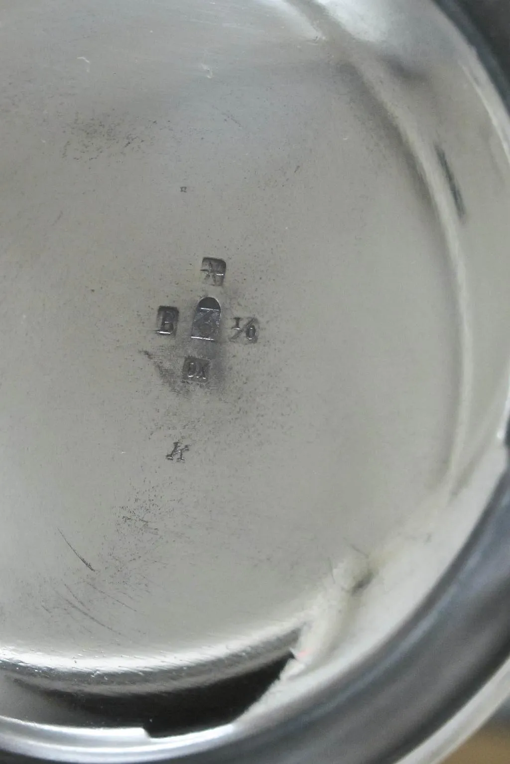 detalhe de um conjunto de chá antigo WMF com gravações