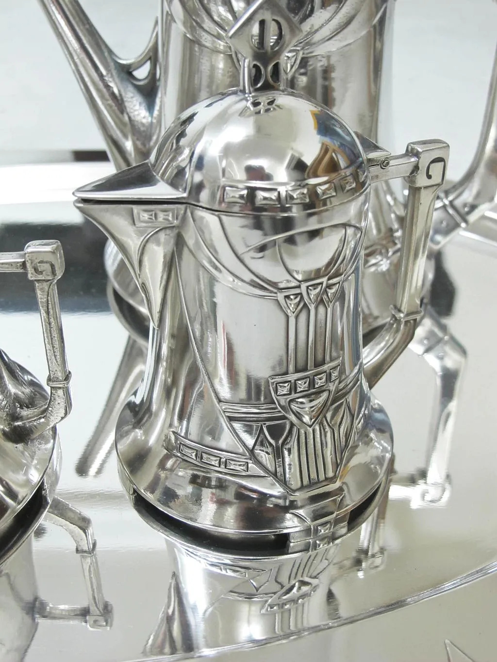 Juego de té antiguo WMF en un ambiente elegante, con decoraciones precisas y un diseño sofisticado.