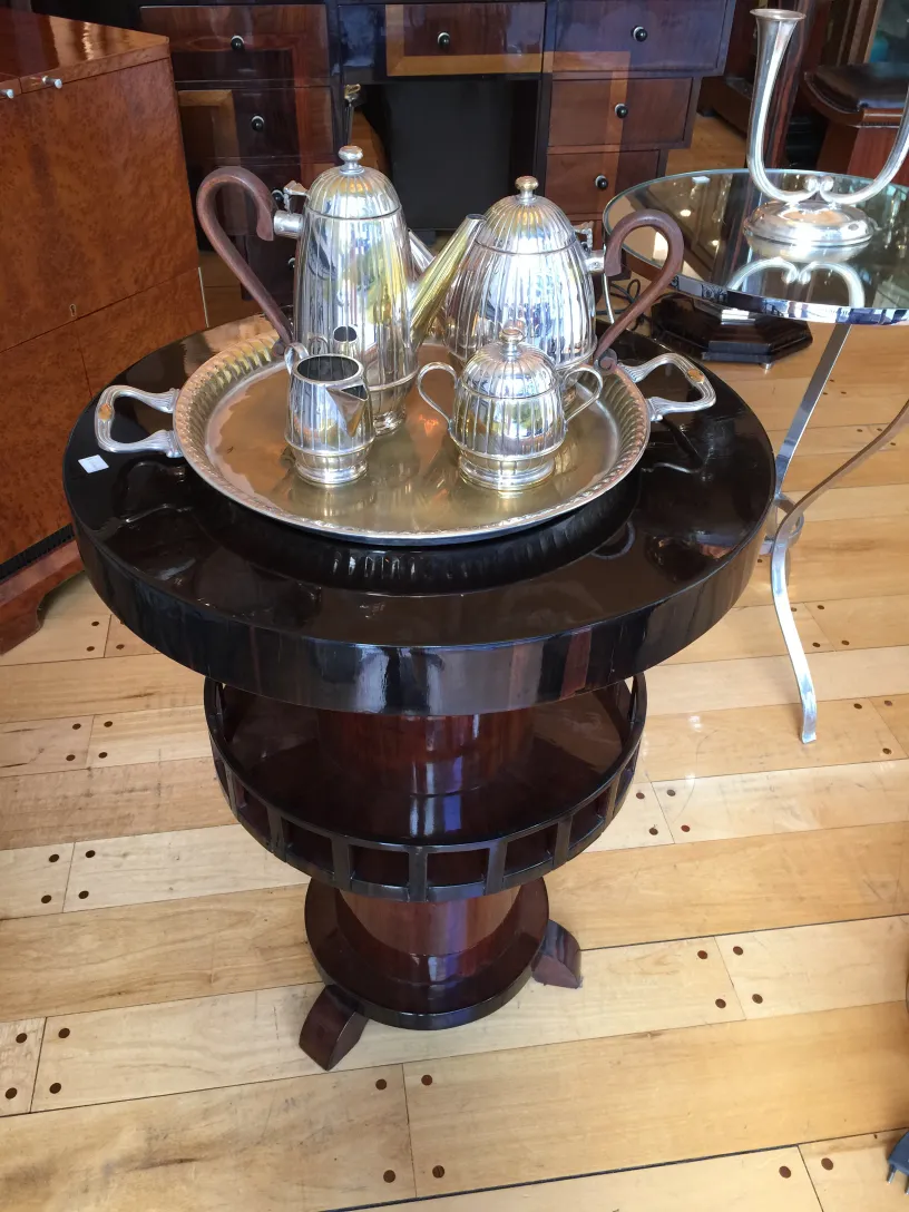 古董茶具WMF，设计精美，包括茶壶和杯子，环境优雅。