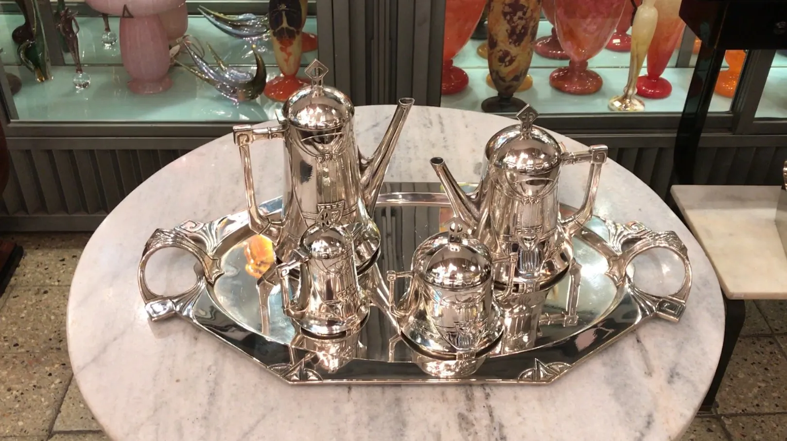 مجموعة الشاي القديمة WMF على صينية لامعة، مع أباريق وشيرة