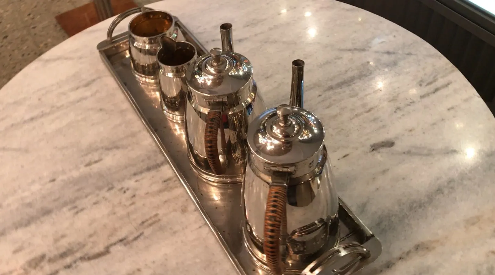 古董茶具 WMF 摆放在大理石桌子上