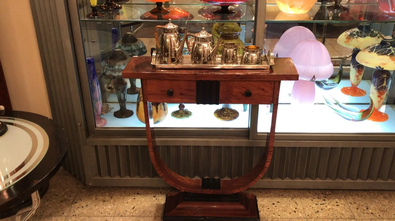 Service à thé ancien WMF exposé avec théières et accessoires dans un cadre chaleureux.