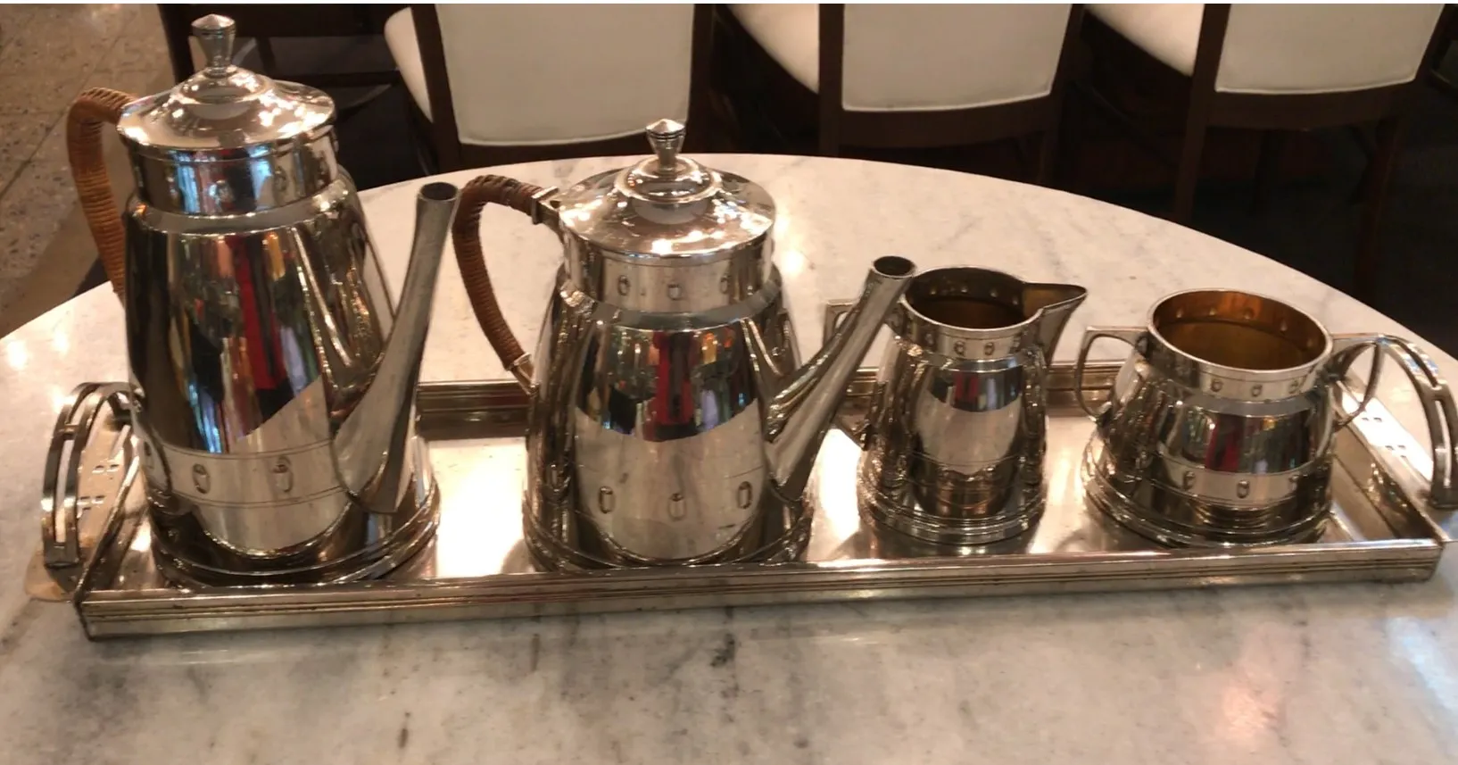 Service à thé ancien WMF avec plateau et théière brillante.