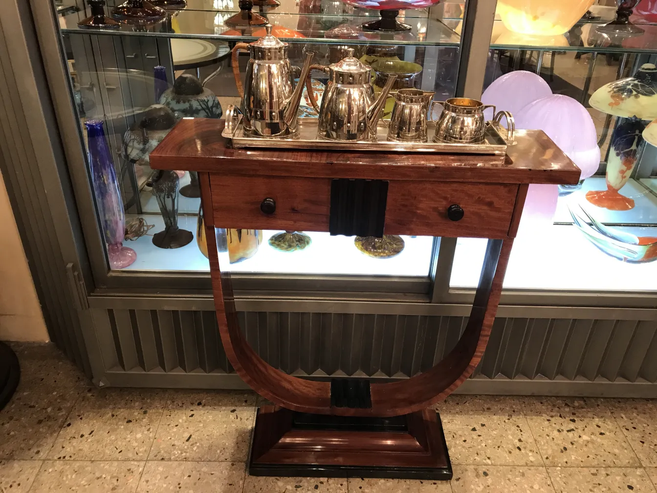 Set da tè antico WMF su un tavolo decorativo con elementi in vetro colorato