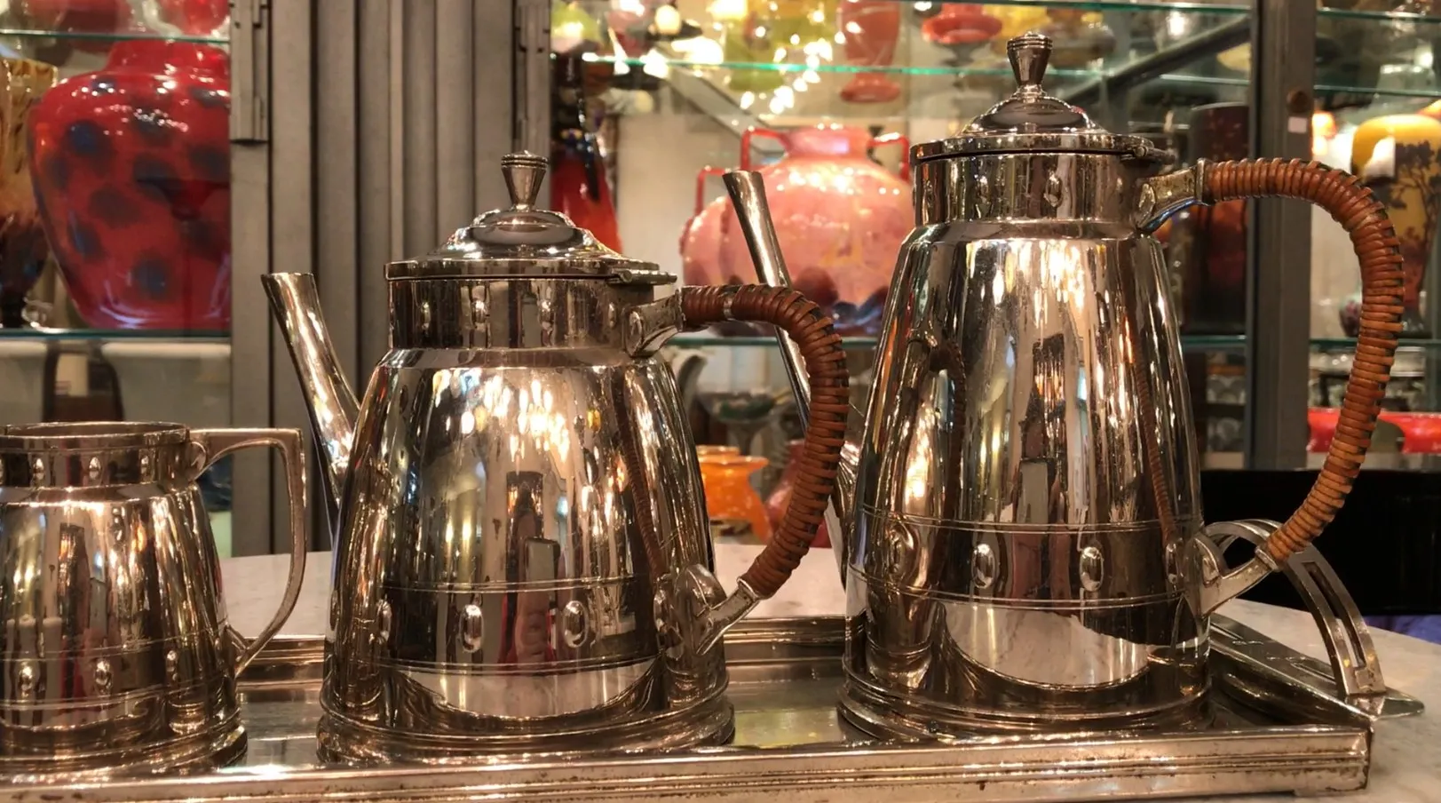 service à thé ancien avec un design élégant et des détails brillants dans un environnement accueillant