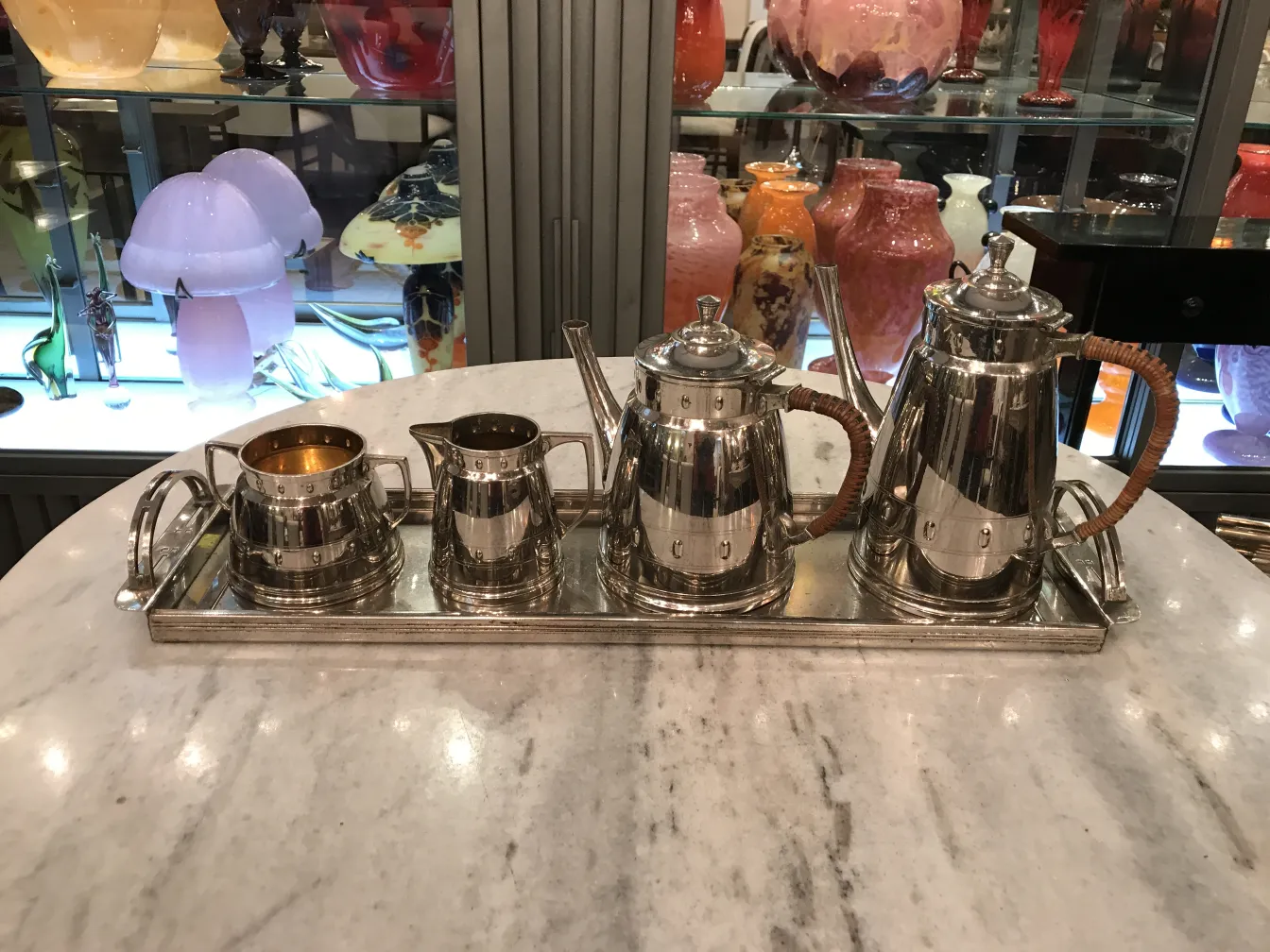 Service à thé ancien WMF avec théière et tasses en argent sur un plateau