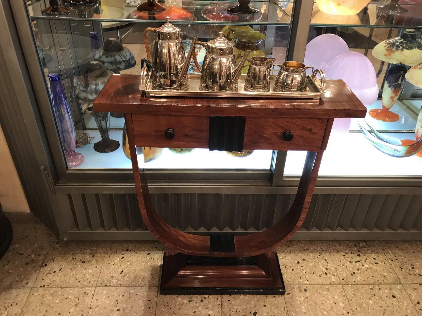 set da tè antico WMF su un tavolo decorativo, sfondo con oggetti vintage