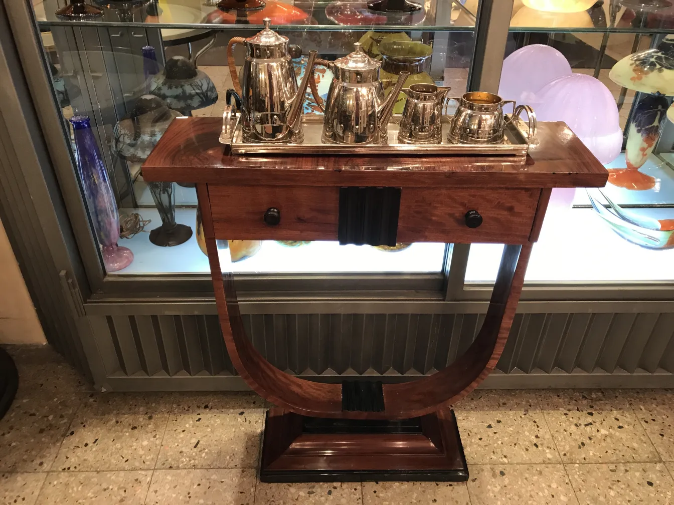 conjunto de chá antigo WMF em uma mesa elegante, com chá e xícaras