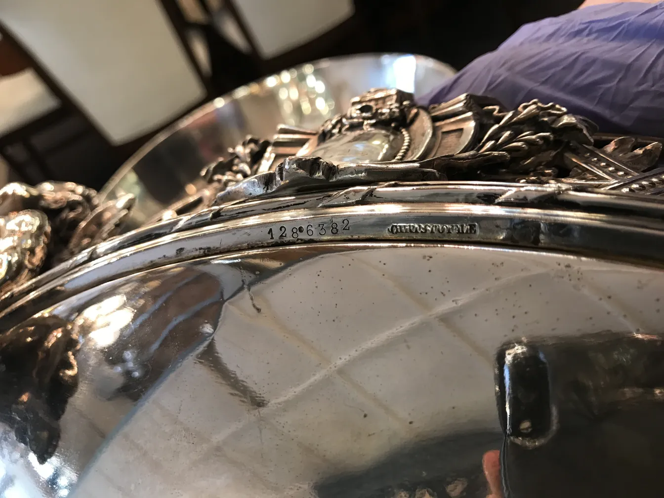 アンティークセンターピースクリストフルの華やかなディテール