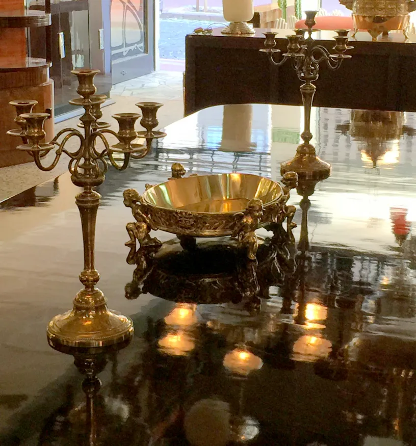 jardinera antigua christofle sobre mesa brillante con candelabros