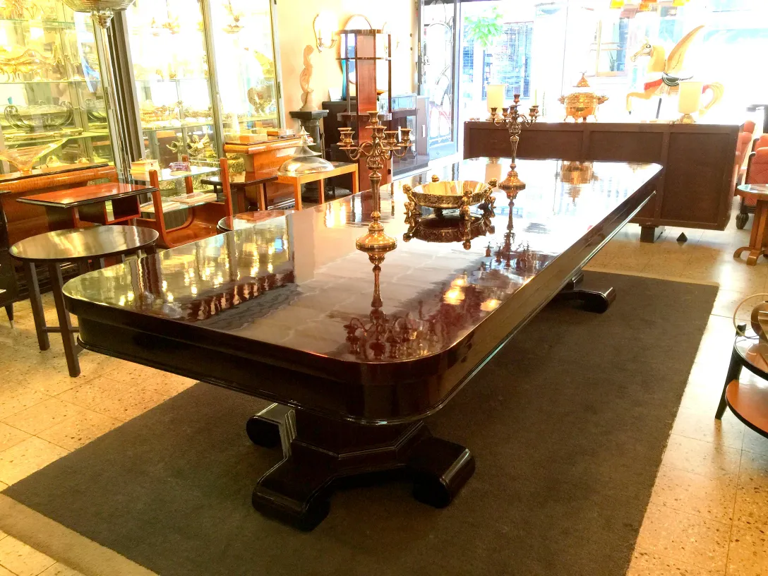 古董装饰品christofle在优雅的餐厅中