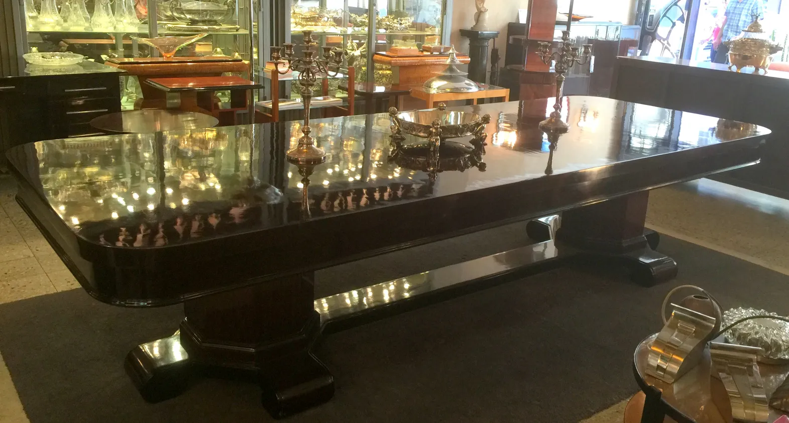 Centro de mesa antigo Christofle em mesa com castiçal e outras decorações.