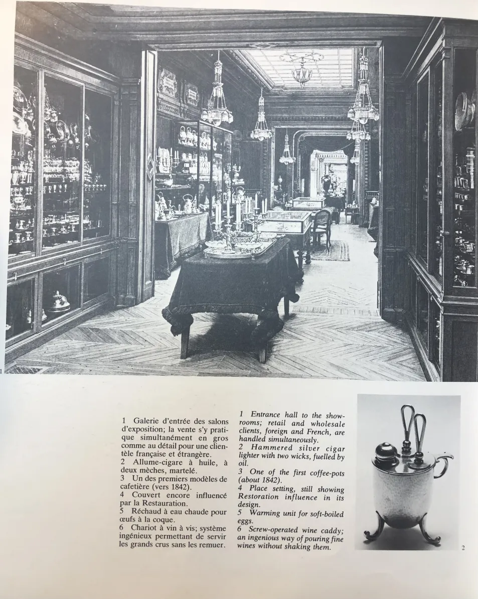 centrotavola antico christofle decorativo in una stanza elegante con candelabri