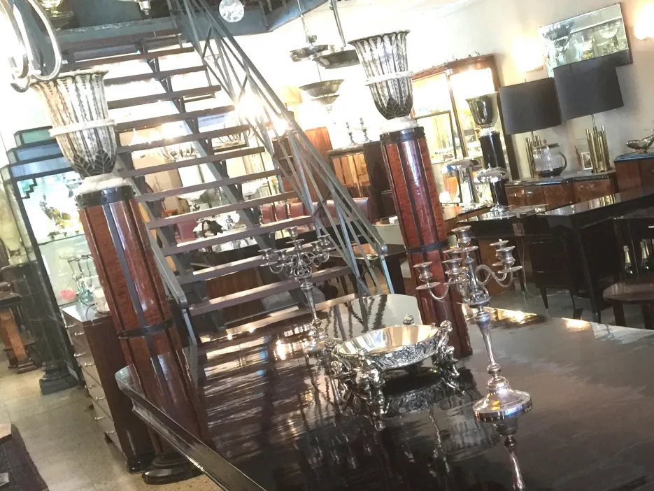 centrotavola antico Christofle in un ambiente elegante con candelabri