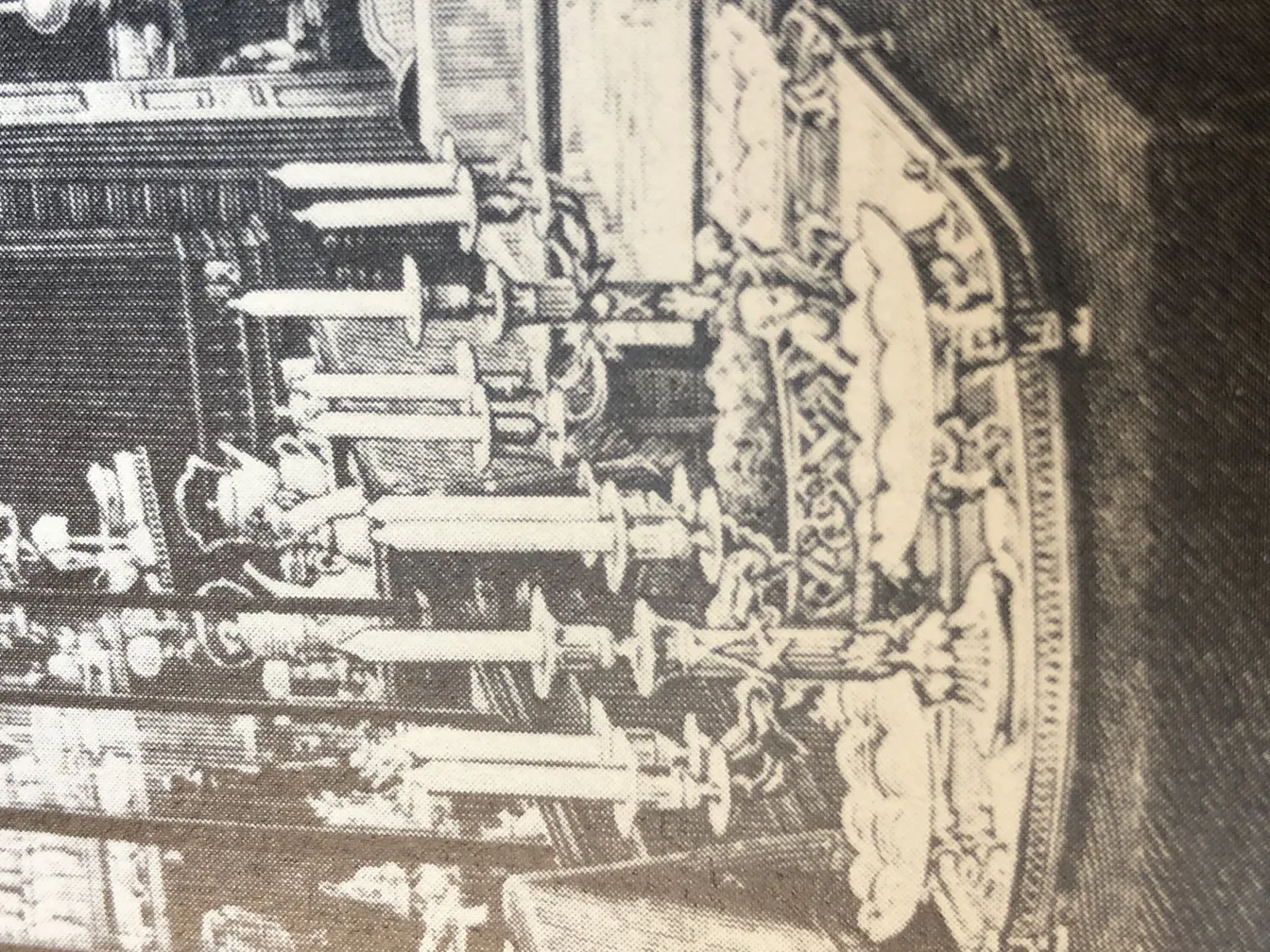 centro de mesa antigo Christofle com detalhes elegantes