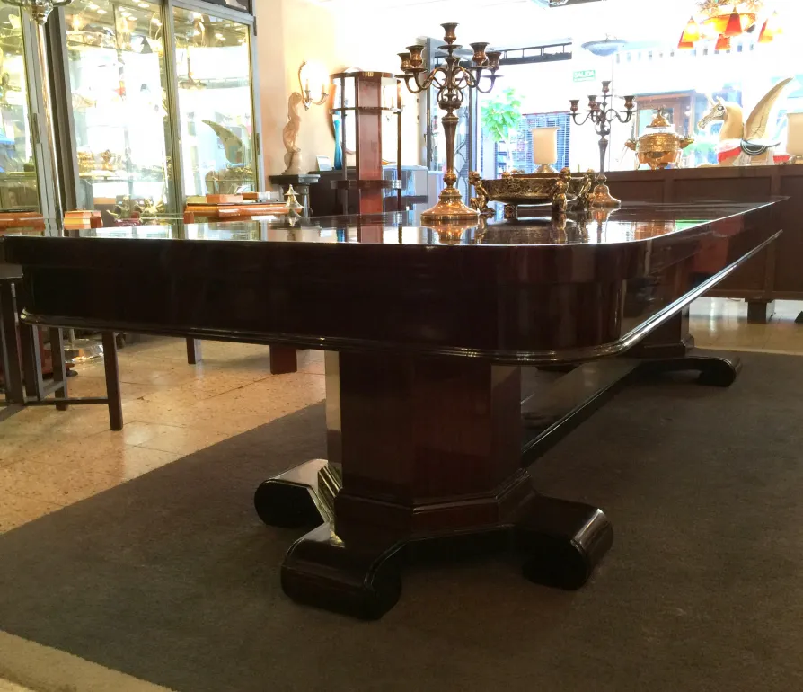 centro de mesa antigo Christofle em mesa elegante com candelabros