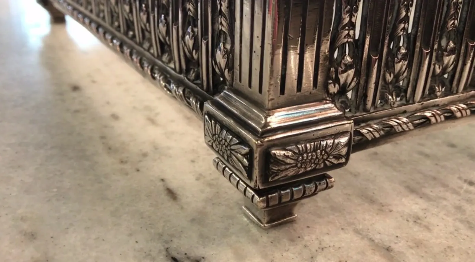 centro de mesa antigo com detalhes decorativos na base