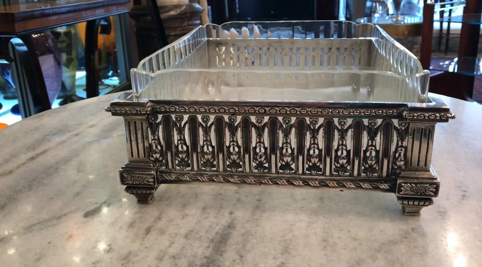 Centre de table ancien Christofle avec un design décoratif et des détails élaborés, situé dans un cadre élégant.