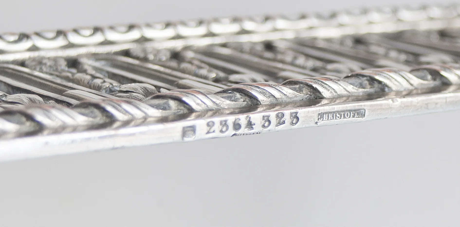 centro de mesa Christofle com design antigo em um fundo neutro