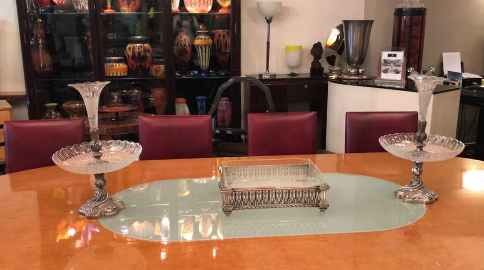 antiker Blumentopf Christofle auf einem eleganten Tisch mit Kerzen