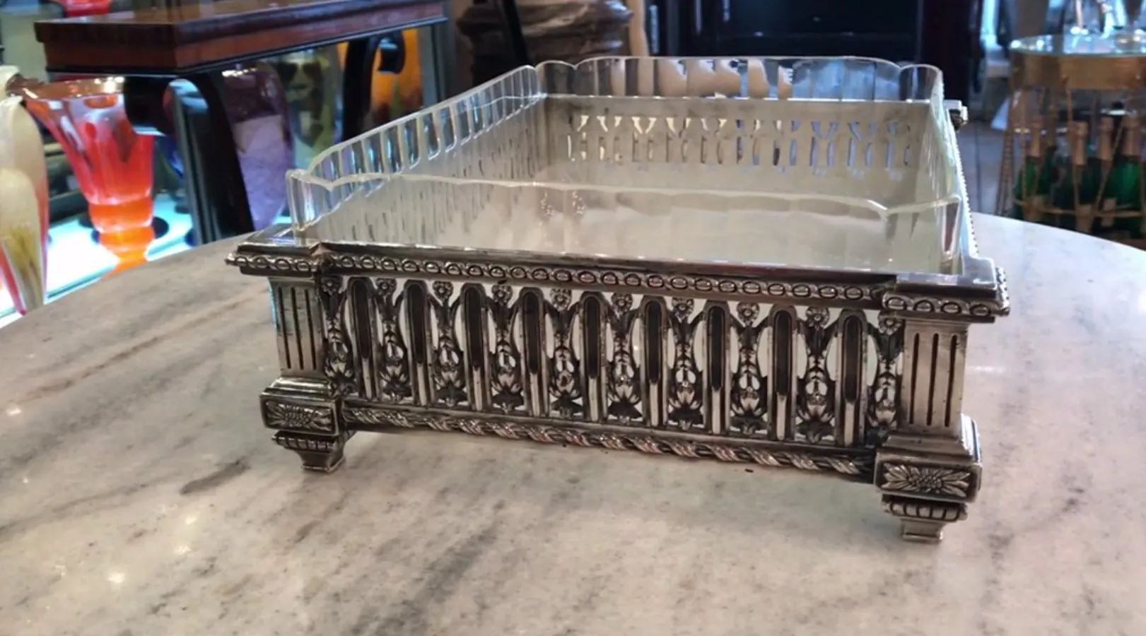 jardinera antigua Christofle con detalles decorativos, perfecta como centro de mesa en eventos