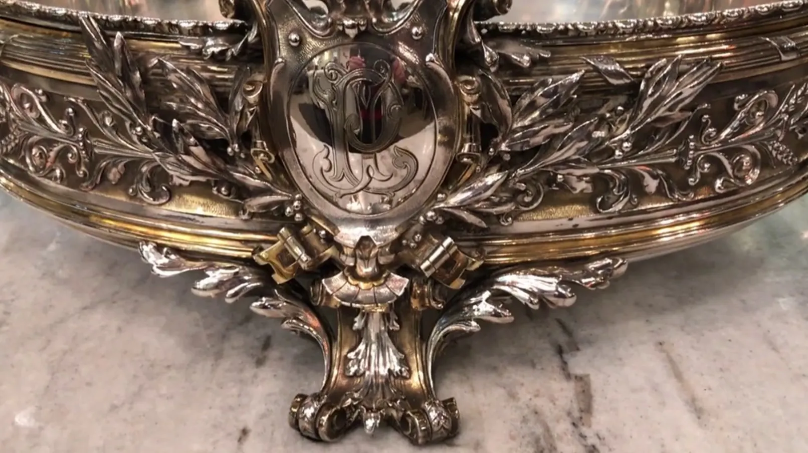 antiker Blumentopf mit goldenen Verzierungen