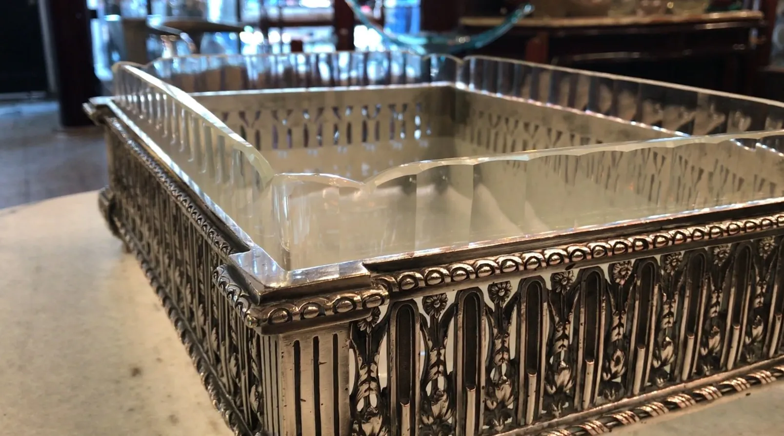 jardinera antigua Christofle con detalles decorativos elaborados en un entorno de antigüedades