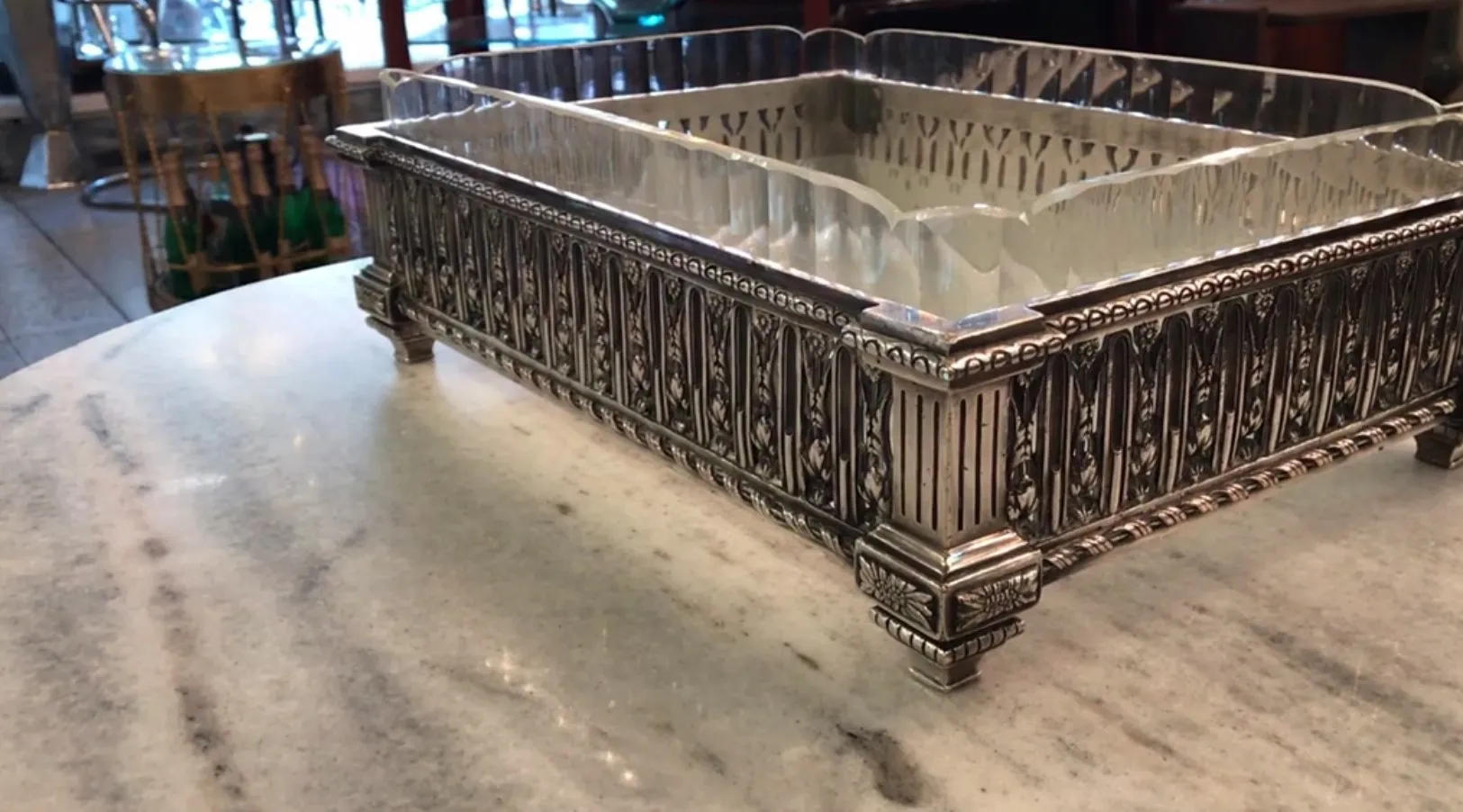 ancien centre de table christofle avec un design complexe sur une table