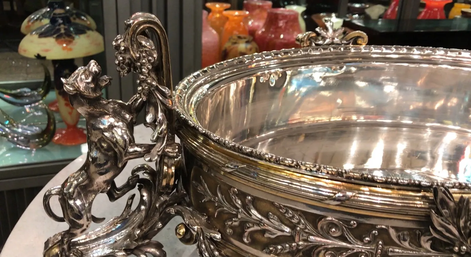 jardinera antigua con decoración y detalles artísticos