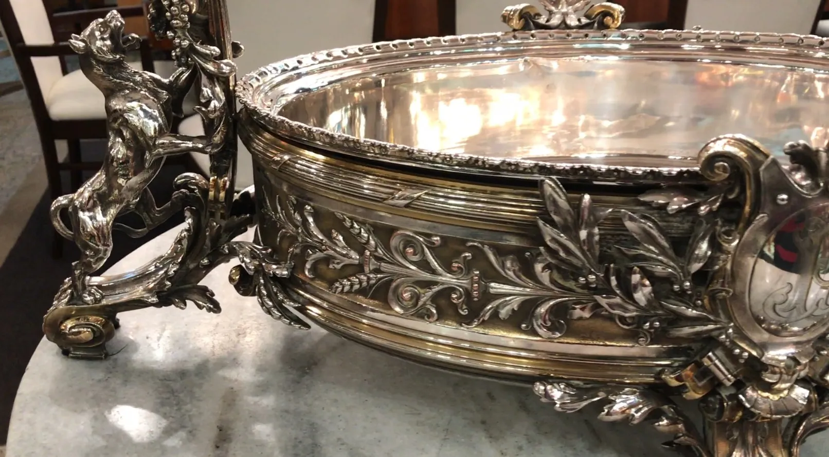 jardinera antigua Christofle con detalles decorativos y un fondo elegante.