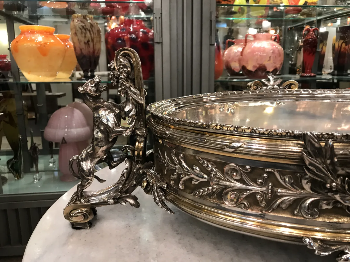 centro de mesa antigo com ornamentos de animais e flores