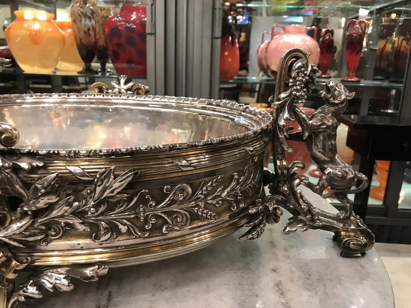 antike Blumentöpfe Christofle mit kunstvollen Details und elegantem Ambiente.