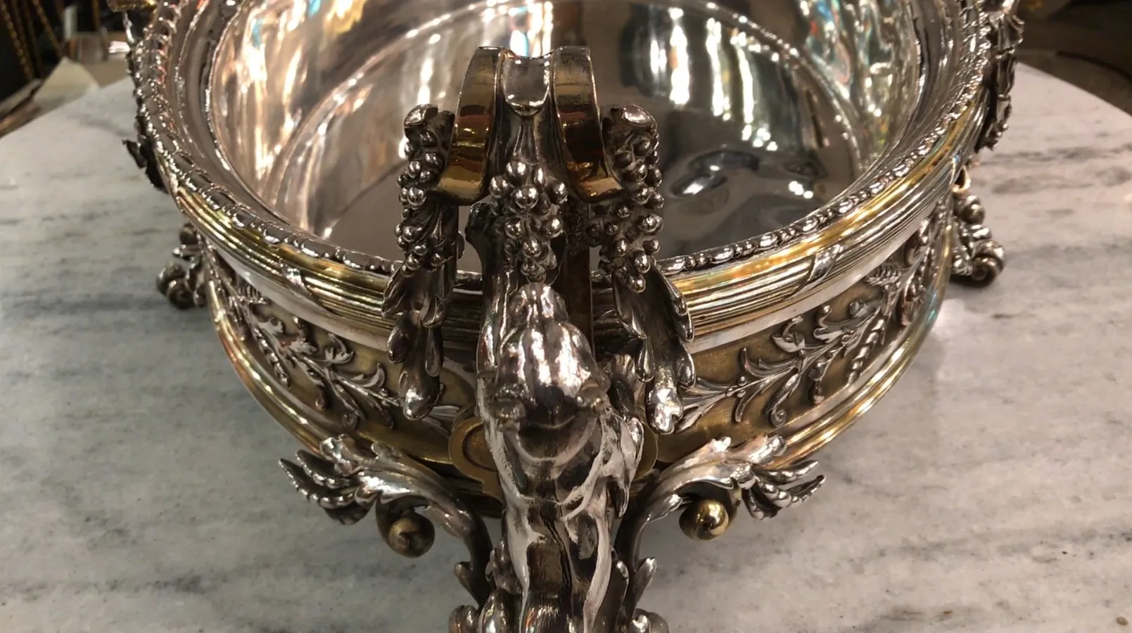 centrotavola antico Christofle con design ornamentale