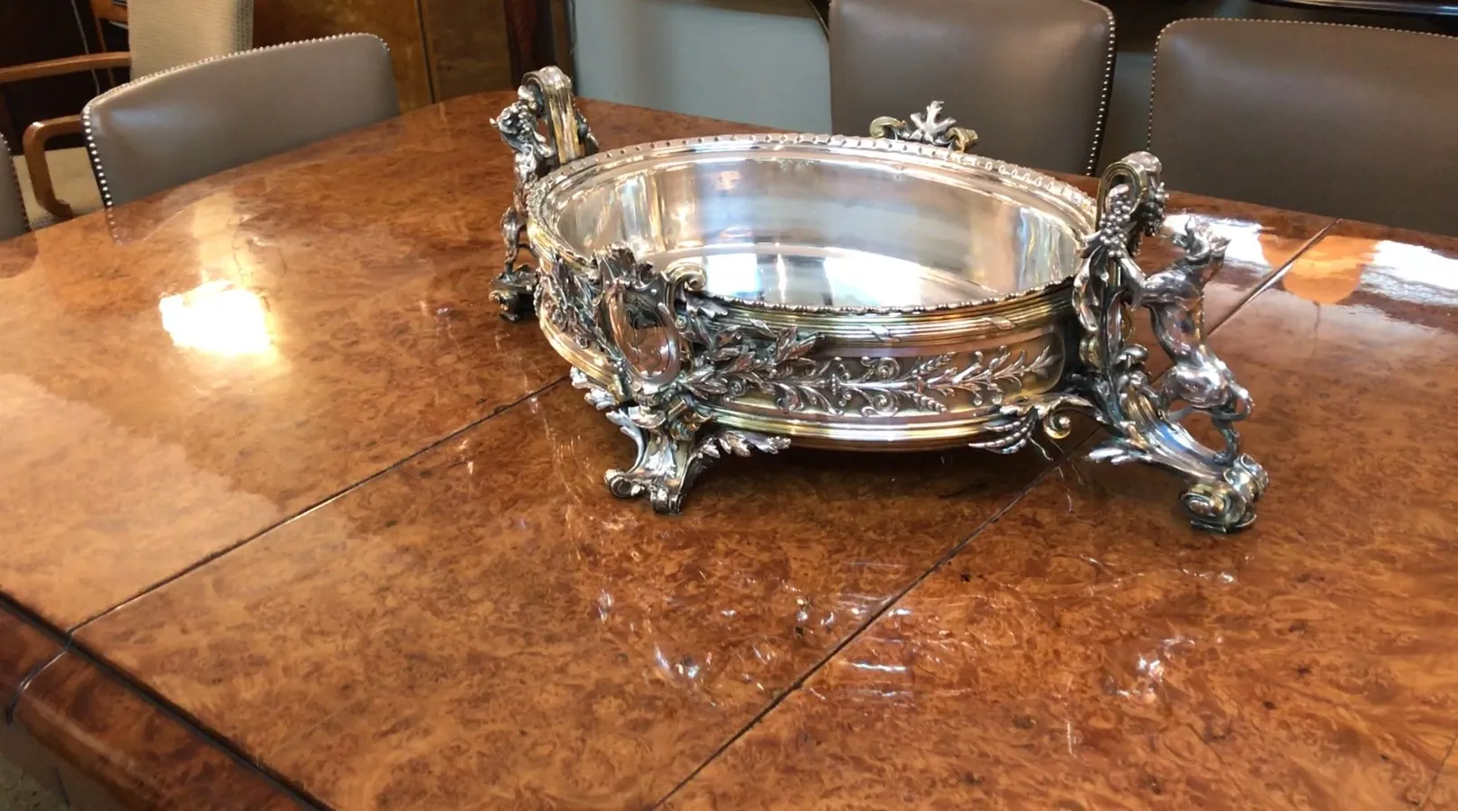 centre de table ancien Christofle avec des détails ornés dans un cadre élégant