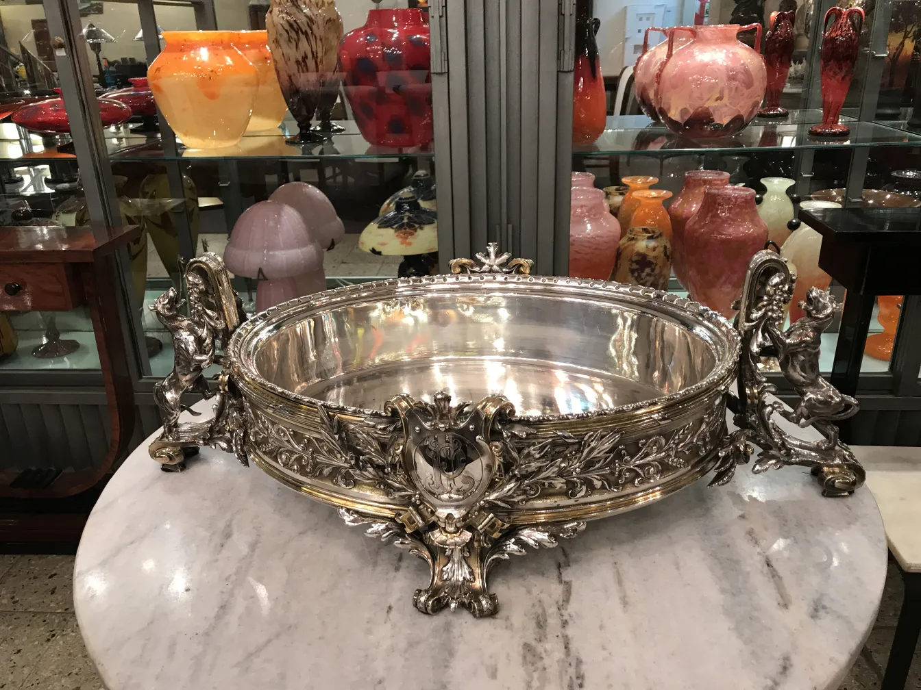 antiker Blumentopf Christofle mit dekorativen Details und Eleganz