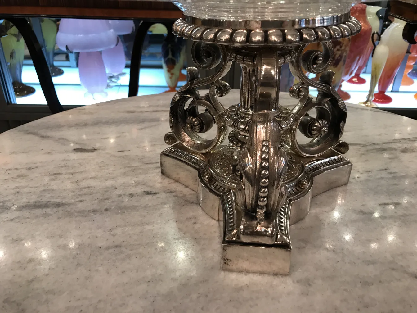 antik blumentopf mit dekorativen details auf einem Tisch