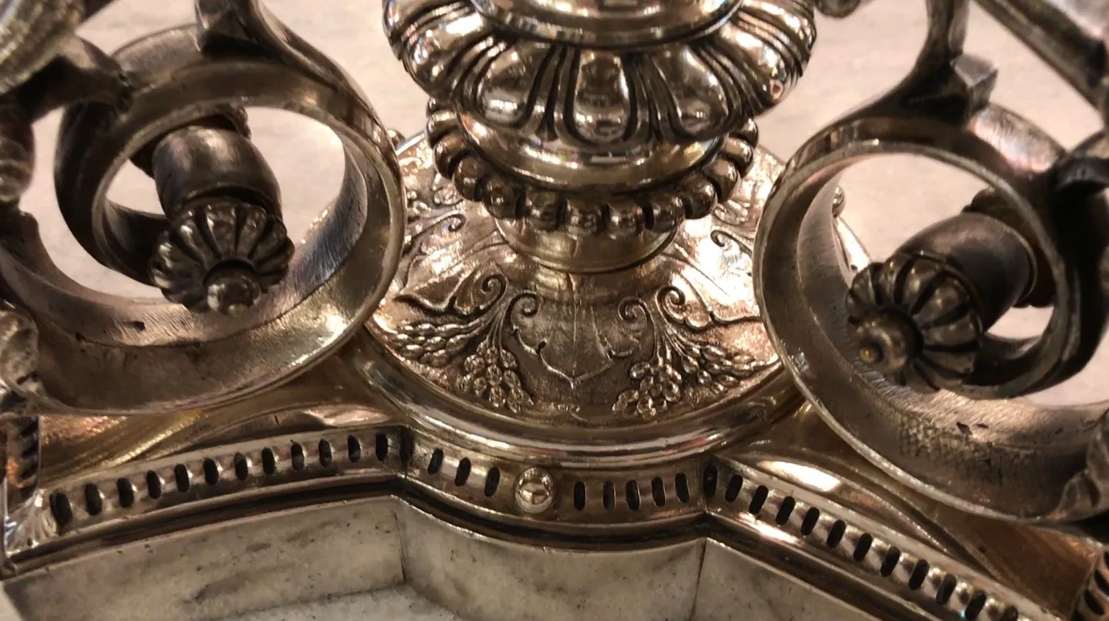 centro de mesa antigo Christofle com detalhes decorativos, ambiente elegante