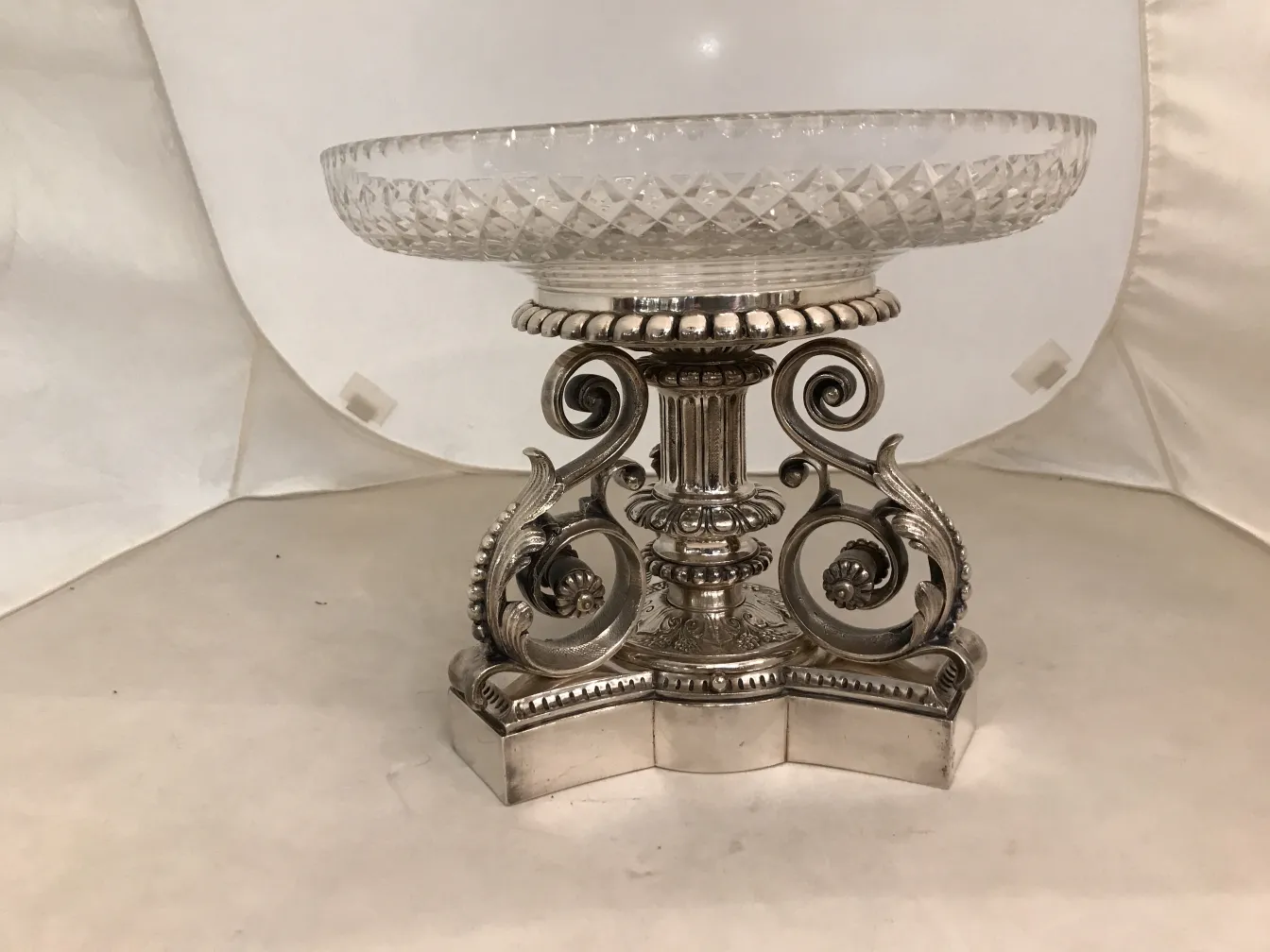 centro de mesa antigo Christofle com base elaborada e forma decorativa