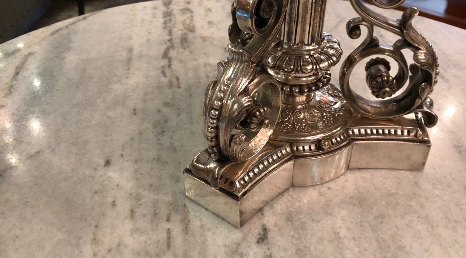 antike Christofle Blumentopf auf hellem Tisch, elegantes Design