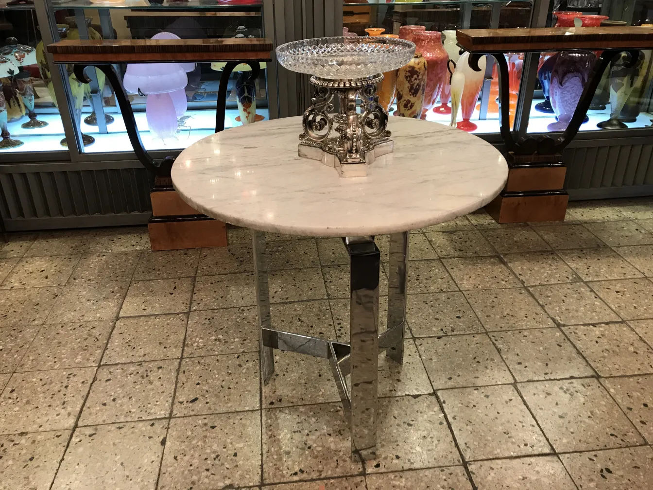 centre de table ancien Christofle sur une table ronde dans un cadre élégant