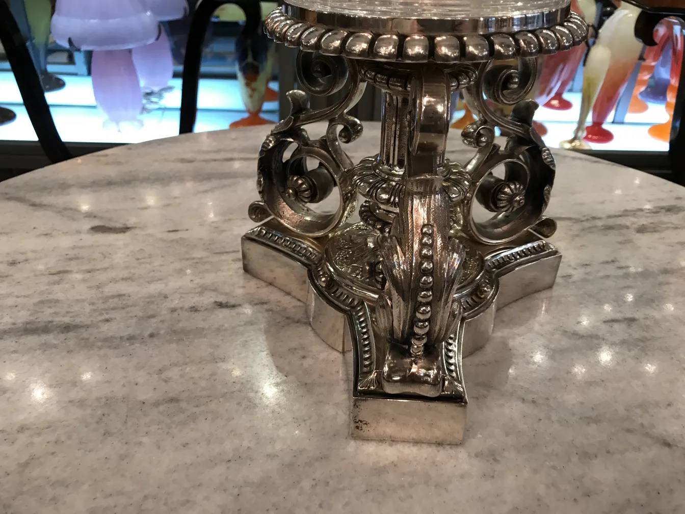 старая центральная часть christofle с ornate деталями в элегантной обстановке