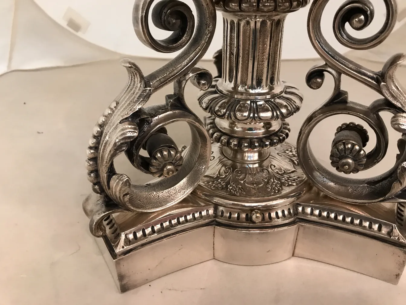 antiker Blumentopf Christofle mit elegantem Design und ornamentalen Details