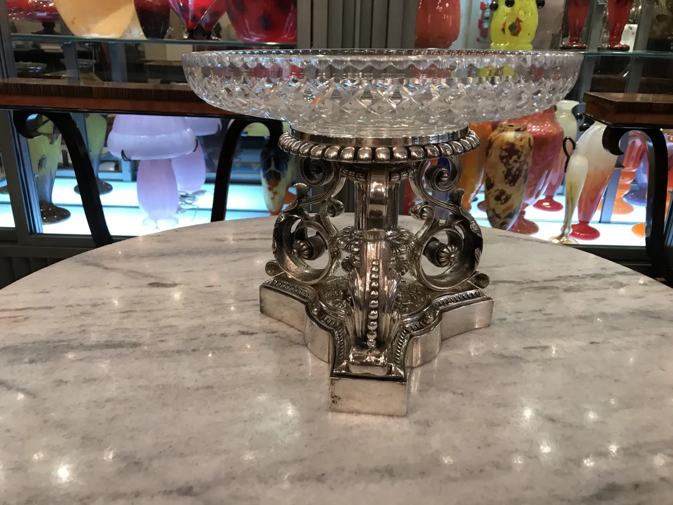 Decorativa jardinera antigua Christofle con base elegante, en mesa de mármol.