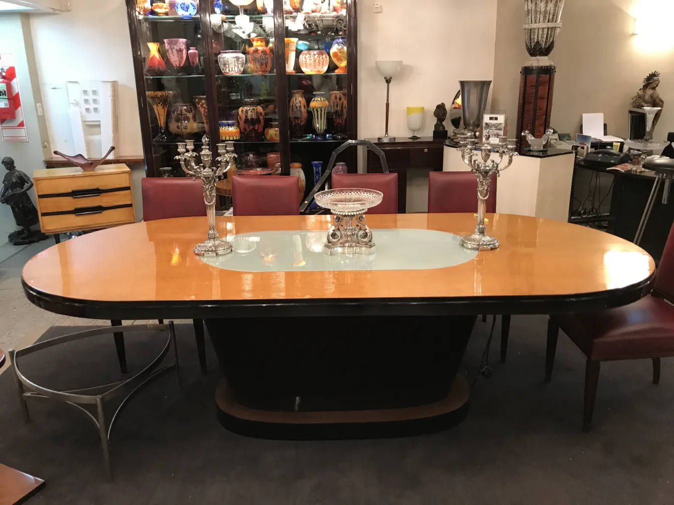 antikes Blumentopf Christofle auf einem eleganten Tisch, der das Ambiente verschönert